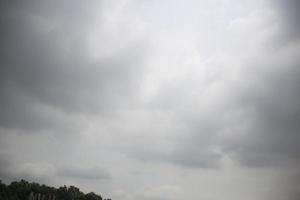 donker blauw wolk en wit blauw lucht achtergrond en stad avond tijd met regenachtig bewolkt tijd foto