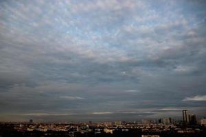 donker blauw wolk en wit blauw lucht achtergrond en stad avond tijd met regenachtig bewolkt tijd foto