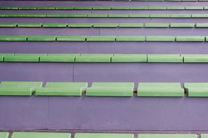 groene stoelen in een stadion foto