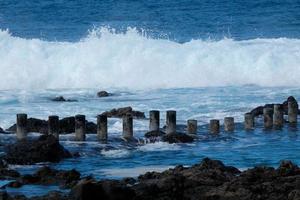 groot golven crashen tegen de rotsen in de oceaan foto