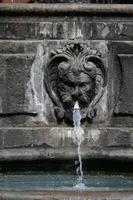 stedelijk sier- water fontein in de stad centrum foto