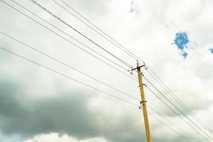 macht elektrische paal met lijndraad op gekleurde achtergrond close-up foto