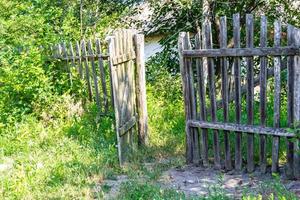 mooi oud poort van verlaten huis in dorp Aan natuurlijk achtergrond foto