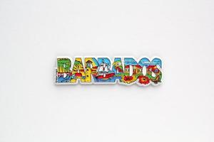kleurrijk pvc souvenir koelkast magneet van Barbados Aan wit achtergrond. reizen geheugen concept. geschenk typisch Product voor toeristen van buitenlands reis. huis decoratie. top visie, vlak leggen, dichtbij omhoog foto