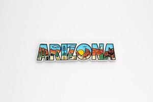 kleurrijk pvc souvenir koelkast magneet van Arizona, Verenigde Staten van Amerika Aan wit achtergrond. reizen geheugen concept. geschenk typisch Product voor toeristen van buitenlands reis. huis decoratie. top visie, vlak leggen, dichtbij omhoog foto