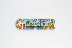 kleurrijk pvc souvenir koelkast magneet van Gibraltar Aan wit achtergrond. reizen geheugen concept. geschenk typisch Product voor toeristen van buitenlands reis. huis decoratie. top visie, vlak leggen, dichtbij omhoog foto