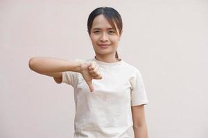 Aziatisch vrouw maken hand- afkeer foto
