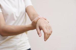 vrouw heeft spier zwakheid in haar hand- foto