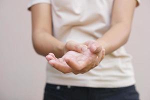 Aziatisch vrouw hebben hand- doof gevoel foto