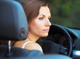 blanke vrouw in een cabriolet foto