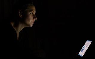 vrouw gebruik makend van laptop laat Bij nacht foto