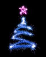 kerstboom gemaakt door sparkler op een zwarte foto