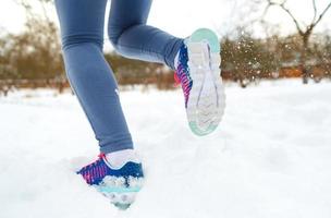 loper krijgen klaar voor jogging buitenshuis in winter foto