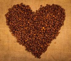 hart vorm gemaakt met koffie bonen foto