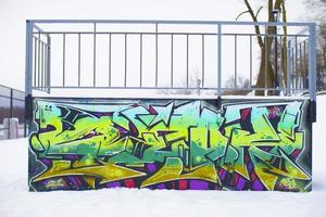 graffiti Aan een beton muur in de structuur van een bouwkundig element. foto