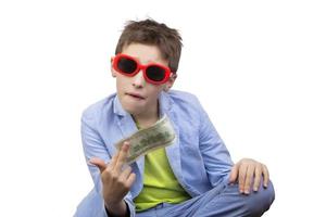 een schattig, rijk jongen met bril is Holding dollar. financieel opleiding, jong miljonair, investeringen, leningen, winst foto