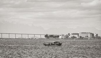 niteroi Rio de Janeiro Brazilië 2020 landschap panorama kustlijn rio-niteroi brug Rio de Janeiro Brazilië. foto