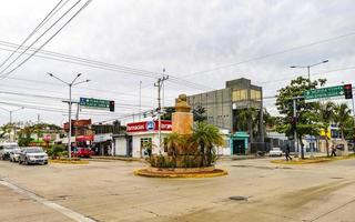 playa del carmen quintana roo mexico 2021 typische straatweg en stadsgezicht van playa del carmen mexico. foto