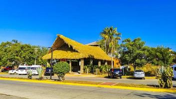 puerto escondido oaxaca Mexico 2023 kleurrijk straat met huizen palmen auto's restaurants puerto escondido Mexico. foto