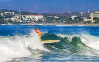 puerto escondido oaxaca Mexico 2023 surfer surfing Aan surfboard Aan hoog golven in puerto escondido Mexico. foto