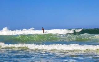 puerto escondido oaxaca Mexico 2023 surfer surfing Aan surfboard Aan hoog golven in puerto escondido Mexico. foto