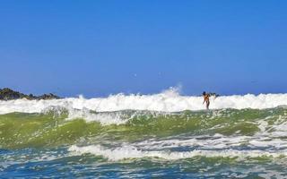 puerto escondido oaxaca Mexico 2023 surfer surfing Aan surfboard Aan hoog golven in puerto escondido Mexico. foto