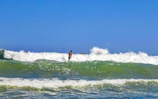 puerto escondido oaxaca Mexico 2023 surfer surfing Aan surfboard Aan hoog golven in puerto escondido Mexico. foto