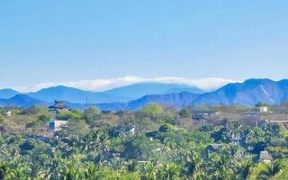 berg panorama kliffen rotsen heuvelachtig tropisch landschap puerto escondido Mexico. foto