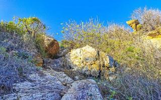 berg panorama kliffen rotsen heuvelachtig tropisch landschap puerto escondido Mexico. foto