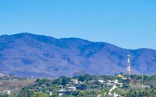 berg panorama kliffen rotsen heuvelachtig tropisch landschap puerto escondido Mexico. foto