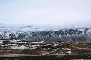 IJslands landschap met sneeuw gedekt bergen en wolken in winter. foto