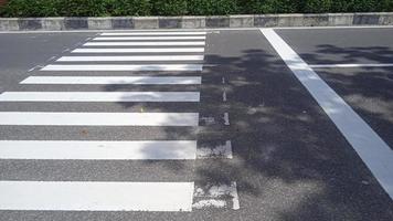 zebrapad op de weg voor de veiligheid wanneer mensen de straat oversteken foto