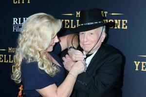 los angeles jun 23 svetlana dreyfuss richard dreyfuss Bij moord Bij yellowstone stad première Bij de harmonie goud Aan juni 23 2022 in los angeles ca foto