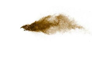 bevriezen beweging van bruin poeder dat explodeert. abstract ontwerp van bruine stofwolk tegen een witte achtergrond. foto