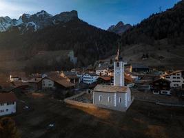 panoramisch visie van mooi voorjaar wonderland berg landschap in de Alpen met bedevaart kerk foto