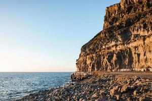 mooi zeegezicht met rotsen en klif langs de kustlijn foto