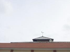 moskee koepel met voor de helft maan symbool tegen blauw Doorzichtig lucht achtergrond, kopiëren ruimte foto