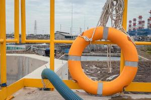 veiligheid flotatie ring Aan water opslagruimte en water behandeling Oppervlakte, voor noodgeval actie. de foto is geschikt naar gebruik voor veiligheid achtergrond fotografie, macht fabriek poster en elektriciteit inhoud media.