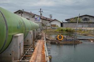 de tijdelijk manier Aan de projecteren, in de buurt de water vijver. de foto is geschikt naar gebruik voor industrie achtergrond fotografie, macht fabriek poster en elektriciteit inhoud media.