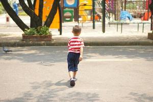 een jongen rennen Aan de straat in de park foto