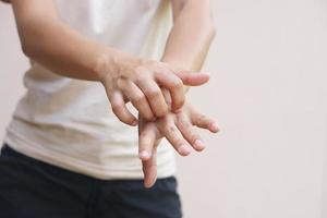 Aziatisch vrouw hebben een jeukend hand- foto