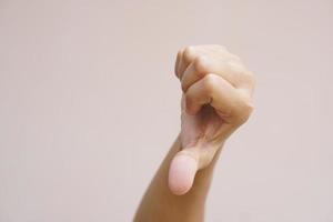 Aziatisch vrouw maken hand- afkeer foto