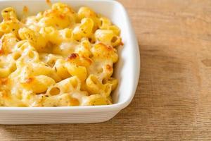 amerikaanse mac en kaas, macaroni pasta in kaassaus foto