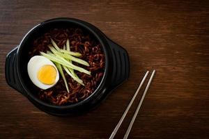 Koreaanse instant noedels met zwarte bonensaus foto