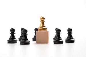 de leiding van de gouden schaakpion die op de doos staat, toont invloed en empowerment. concept van zakelijk leiderschap voor leidersteam, succesvolle competitiewinnaar en leider met strategie foto