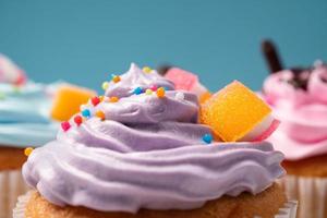 heerlijke zelfgemaakte cupcakes met kleurrijke slagroom en topping met snoep en chocoladekoekjes. zelfgemaakte herfstvakantie dessert foto