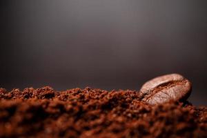 close-up van koffiebonen op de gemengde hoop gebrande koffie met kopie ruimte voor tekst. concept van koffie versheid foto