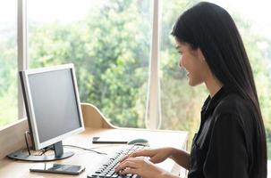 Aziatisch bedrijf vrouw kom tot rust na video conferentie voor praten naar collega's werk van huis kantoor, meisje leerling pratend door video conferentie telefoongesprek, vrouw leraar trainer van huis Bij leven kamer foto