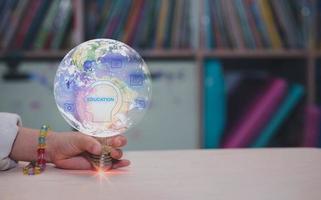 kind ideeën aan het leren en onderwijs concept, kind hand- Holding licht lamp met gol en onderwijs icoon, elementen van deze beeld gemeubileerd door NASA foto