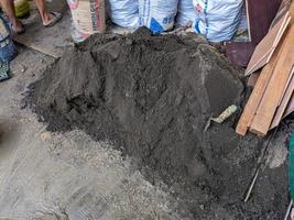 een dichtbij omhoog van stapel van zand voor beton cement mengen of Mortier. voor bouw achtergrond of behang. Nee mensen foto